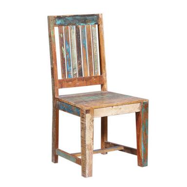 देहाती लकड़ी की कुर्सी