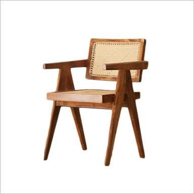 लकड़ी की बेंत की भूरी कुर्सी