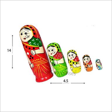 चमकदार लकड़ी की पारंपरिक भारतीय नेस्टिंग गुड़िया