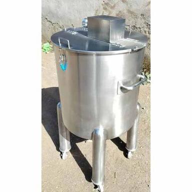 Silver Ss Mixing Tank With Agitator(Air Operated)