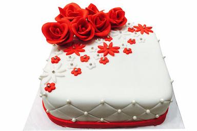  एलिगेंट व्हाइट फोंडेंट और रेड रोज़ेज़ केक 