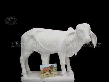  गाय की सफेद संगमरमर की मूर्ति 