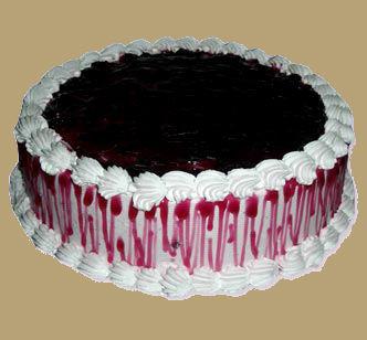 क्रीम आइसिंग के साथ एगलेस फ्रेश ब्लैक करंट ग्रेप्स केक 