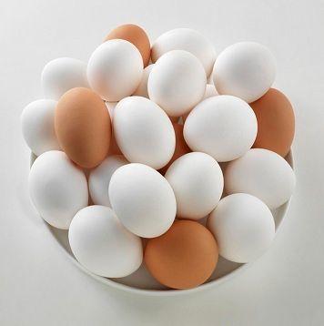  सफेद और भूरे रंग के चिकन अंडे 