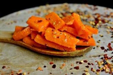 खाने के लिए घर का ताज़ा गाजर का आचार