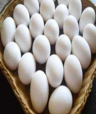 सफेद ताजे अंडे 