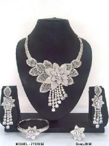 Fancy Flower Design Diamond Jewellery Set Excellent