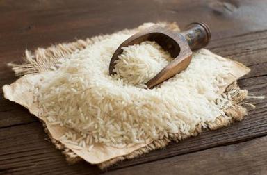 सूखे स्वस्थ और प्राकृतिक ऑर्गेनिक सफेद लंबे दाने वाला बासमती चावल 