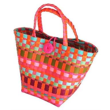  शॉपिंग, कैरियर बैग, या प्लास्टिक किराने के बैग के लिए उपयोग किए जाने वाले बहुरंगी रंगीन प्लास्टिक बुने हुए बैग का उपयोग 