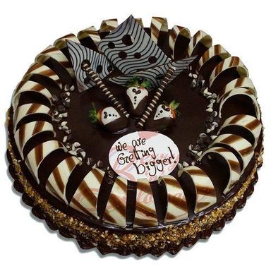  जन्मदिन और पार्टियों के लिए कुरकुरा और स्वादिष्ट स्पंजी चॉकलेट ट्रफल केक अतिरिक्त सामग्री: अंडा 