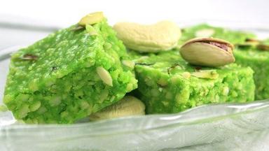  100% प्राकृतिक स्वस्थ स्वादिष्ट और स्वादिष्ट शुद्ध देसी घी हरा रंग काजू पिस्ता बर्फी कार्बोहाइड्रेट: 2 प्रतिशत (%) 