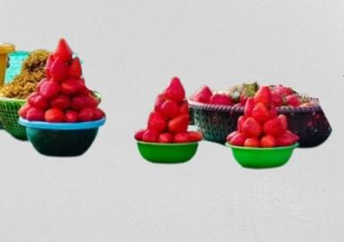 प्लास्टिक बास्केट पैकिंग के साथ सामान्य प्राकृतिक और ताज़ा लाल स्ट्राबेरी फल