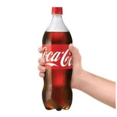  कोका कोला सॉफ्ट कोल्ड ड्रिंक की बोतल 1.25 लीटर 0% अल्कोहल और मीठे स्वाद के साथ 