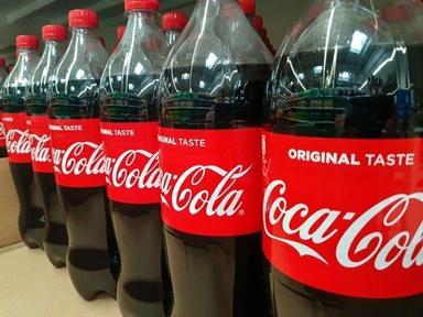 कोका कोला कोल्ड ड्रिंक हाइजीनिक रूप से तैयार और मुंह में पानी लाने वाले स्वाद के साथ पैकेजिंग: प्लास्टिक की बोतल