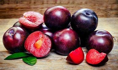 Purple A-Grade Nutrition Enriched Sweet And Organic 100% Fresh Plum Fruits