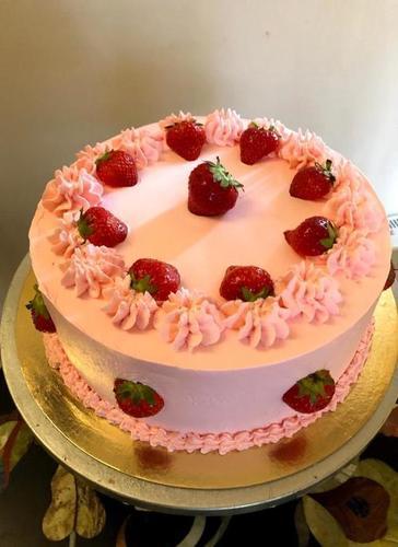  जन्मदिन के लिए स्ट्राबेरी टॉपिंग के साथ गोल आकार का स्ट्राबेरी फ्लेवर केक, वर्षगांठ वसा में शामिल हैं (%): 14 प्रतिशत (%) 