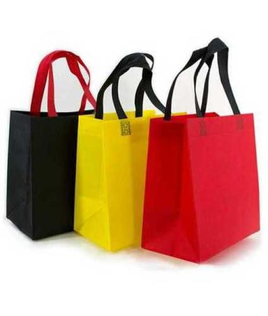 Non Woven Bags For Apparel, Shopping And Grocery, White Color, Capacity 1-5 Kg Bag Size: Free Size