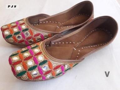 Washable Ladies Comfortable Flat Leather Designer Malty Fancy Jutti For Daily Wear
