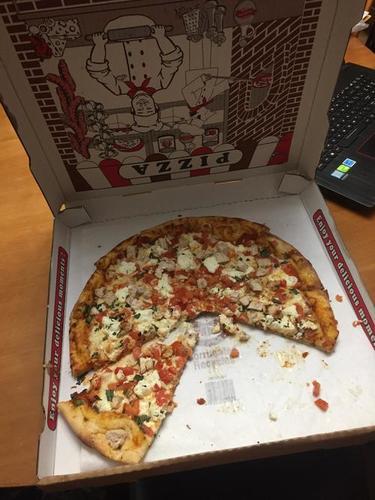 राउंड 6 स्लाइस वेजिटेबल टॉपिंग मोज़ेरेला चीज़ लोडेड क्रीमी पिज़्ज़ा