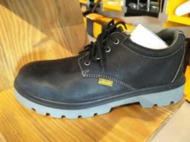 Black Leather Safety Shoes For Industrial And Construction Usage, 8 Inch Size Heel Size: Flat