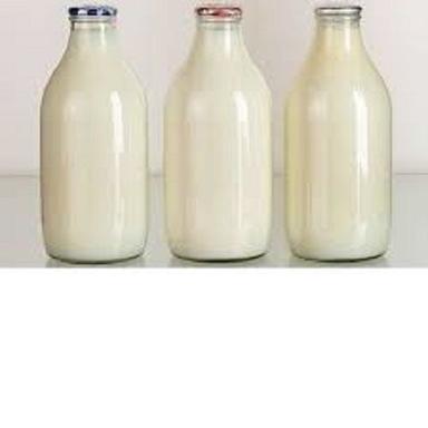 स्वस्थ और पौष्टिक विटामिन का अच्छा स्रोत ताजा और शुद्ध सफेद भैंस का दूध आयु समूह: बेबी 