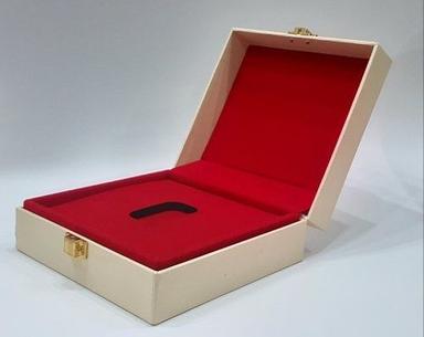 Chain Durable High Grade Jewellery Box In Red White Colour And Simple Design