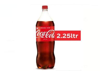 स्वादिष्ट स्वाद वाला कोका कोला कोल्ड ड्रिंक, 6 महीने के सेल्फ लाइफ अल्कोहल कंटेंट के साथ 2.25 लीटर का प्लास्टिक बॉटल पैक (%): 1% 