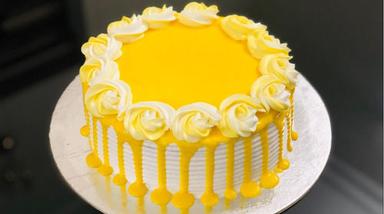 पीले रंग का गोल आकार अंडा रहित 1 किलोग्राम मीठा और स्वादिष्ट मैंगो फ्लेवर केक फैट में शामिल हैं (%): 15 ग्राम (G) 