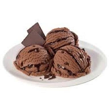 स्वच्छता से तैयार मिलावट मुक्त स्वादिष्ट स्वादिष्ट और स्वस्थ चॉकलेट आइसक्रीम आयु समूह: बच्चे