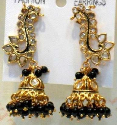Golden Color Imitation Earring For Party And Casual Wear Power Source: Electric
