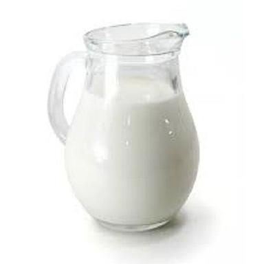 सफेद कच्चा स्वच्छ रूप से पैक किया हुआ शुद्ध ताजा गाय का दूध प्लास्टिक की बोतल से भरपूर नमी (%) के साथ: नील 