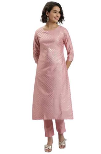  महिलाओं के लिए हल्का गुलाबी सांस लेने योग्य प्रिंटेड 3/4 स्लीव गोल नेक पॉली सिल्क सूट 