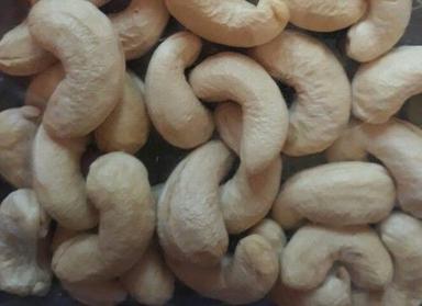 1/2 Inches A-Grade Salted Raw Kidney Shaped Organic Cashew Nut W320 Broken (%): 1