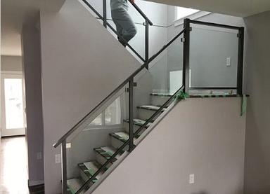  सीढ़ी के लिए पारदर्शी 9 मिमी मोटाई की सजावटी सॉलिड क्लियर ग्लास रेलिंग 