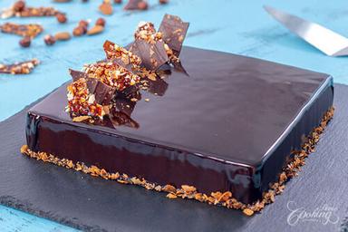 जन्मदिन के उपयोग के लिए स्वीट क्रीमी ब्लैक रॉयल चॉकलेट केक