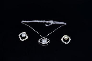 Light Weight Fashionable White Pearl Necklace Set