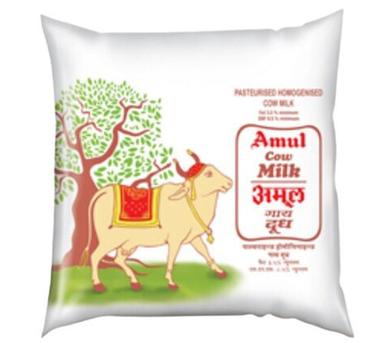  सफेद 100% शुद्ध और ताजा फुल क्रीम अमूल गाय का दूध 400 मिलीलीटर आकार का पैक बच्चों के लिए 