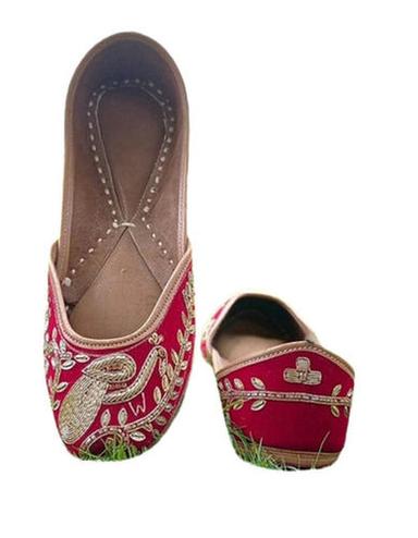 Casual Wear Light Weighted Slip Resistant Outsole Flat Embroidered Ladies Punjabi Jutti